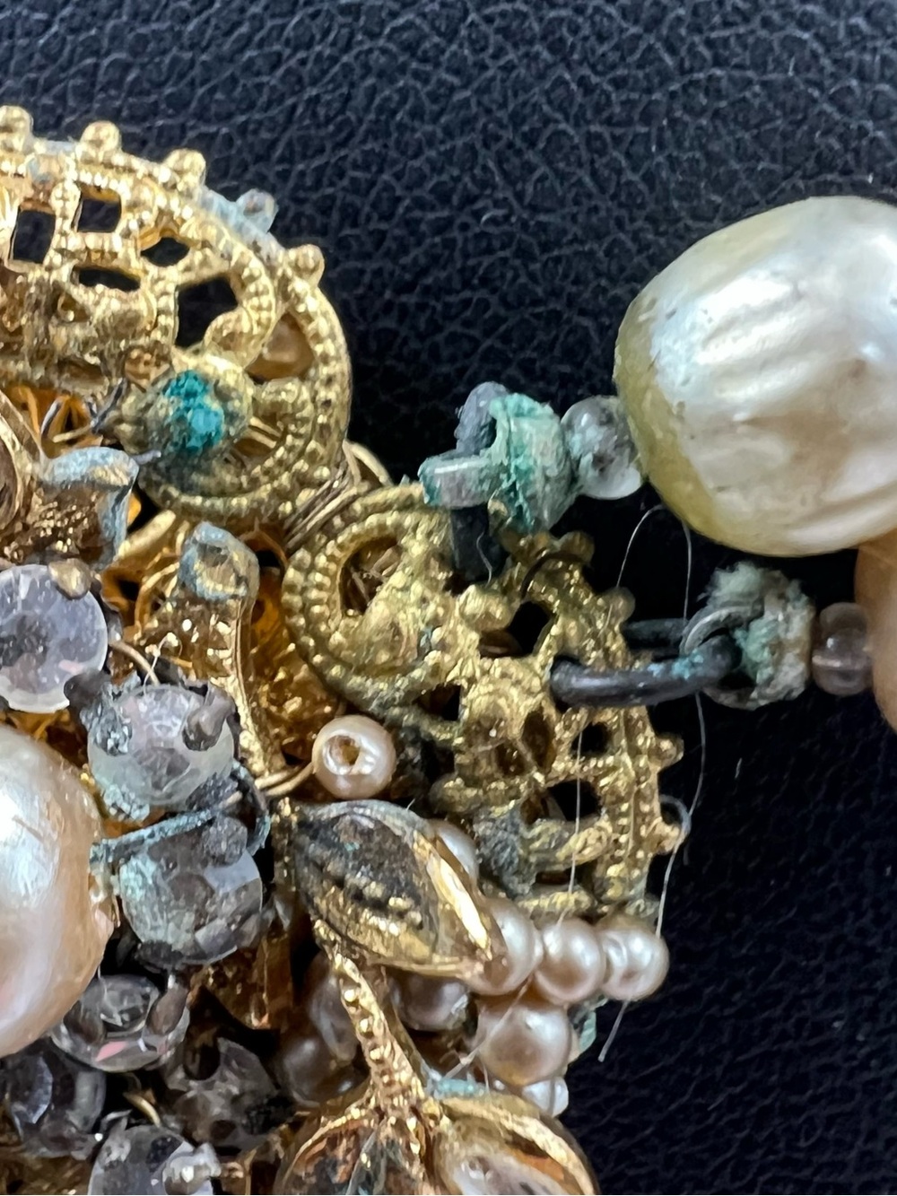 Unsigned Miriam Haskel Faux Pearl Chiker Necklace w/ Filagree Centerpiece - Picture 4 of 12